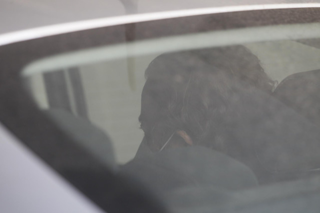 El presidente de la Autoritat Portuària de Baleares (APB), Joan Gual de Torrella, llega en coche custodiado por la Guardia Civil a la sede de la APB.