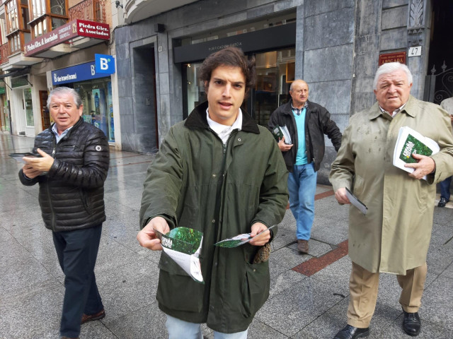 El cabeza de lista de Vox en Asturias al Congreso de los Diputados, José María Figaredo, durante el reparto de folletos de campaña electoral en Gijón