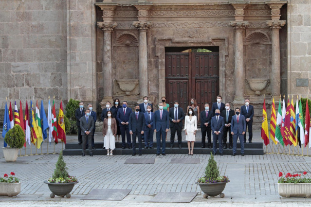 El presidente del Gobierno, Pedro Sánchez (3i); el Rey Felipe VI (4i) y la presidenta del Senado, Pilar Llop (5i) en el centro de la foto de familia de los asistentes a la XXI Conferencia de Presidentes realizada frente a la puerta barroca de acceso al Mo