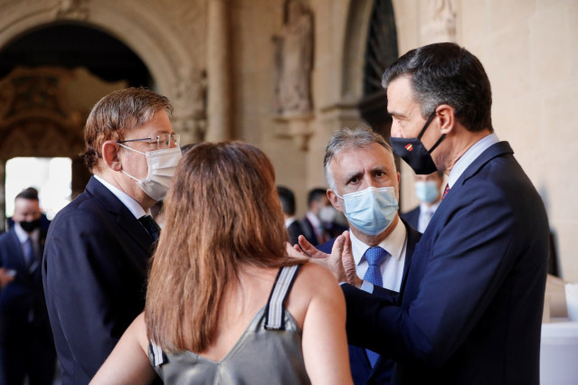 El presidente de Canarias, Ángel Víctor Torres (de frente), charla en un corrillo en el que está el presidente del Gobierno de España, Pedro Sánchez, durante los momentos previos al inicio de la Conferencia de Presidentes que se celebra en La Rioja
