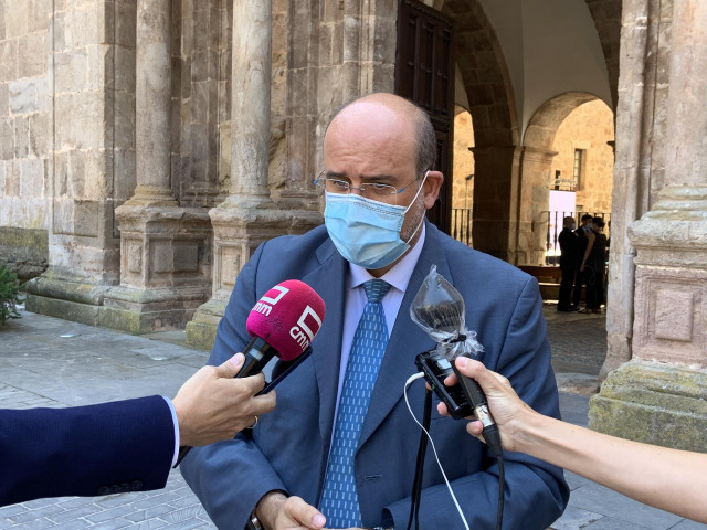 El vicepresidente del Gobierno de C-LM, José Luis Martínez Guijarro, atiende a los medios en la Conferencia de Presidentes que se celebra en San Millán de la Cogolla.