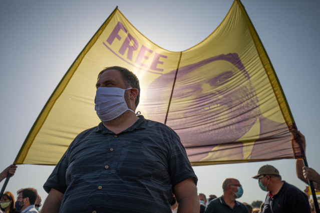El líder de ERC, Oriol Junqueras, en la comparecencia que él hace con los otros presos del 1-O antes de su nuevo ingreso en prisión en Sant Joan de Vilatorrada, localidad próxima a la prisión de Llenoders.