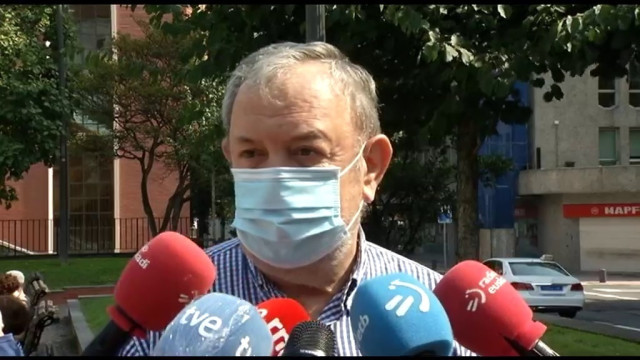 El consejero vasco de Hacienda, Pedro Azpiazu, realiza declaraciones a los medios en Bilbao.