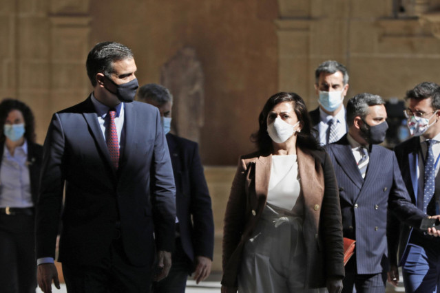 El presidente del Gobierno, Pedro Sánchez y la presidenta de La Rioja, Concha Andreu, en el monasterio de Yuso, antes de la celebración de la XXI Conferencia de Presidentes, en San Millán de la Cogolla, La Rioja (España), a 31 de julio de 2020. La confere