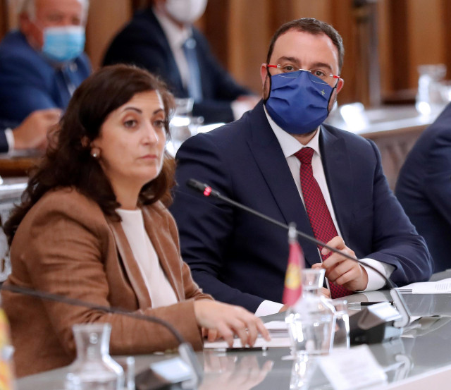 La presidenta de La Rioja, Concha Andreu; y el presidente de Asturias, Adrián Barbón, durante la XXI Conferencia de Presidentes, en San Millán de la Cogolla, La Rioja (España).