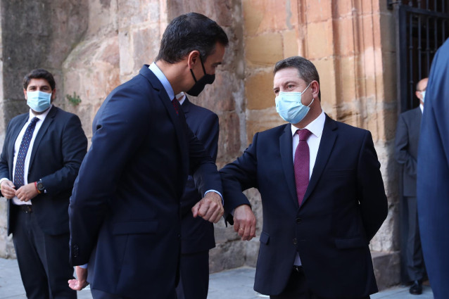 El presidente del Gobierno, Pedro Sánchez, saluda con el codo al presidente de Castilla-La Mancha, Emiliano García-Page (d), a su llegada al Monasterio de Yuso antes de participar en la XXI Conferencia de Presidentes en San Millán de la Cogolla, La Rioja