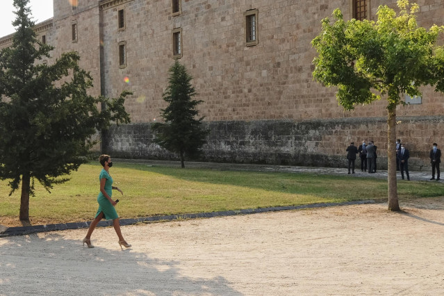 La presidenta de Navarra, María Chivite, a su llegada al monasterio de Yuso, antes de la celebración de la XXI Conferencia de Presidentes, en San Millán de la Cogolla, La Rioja (España), a 31 de julio de 2020. La conferencia busca el consenso para el repa