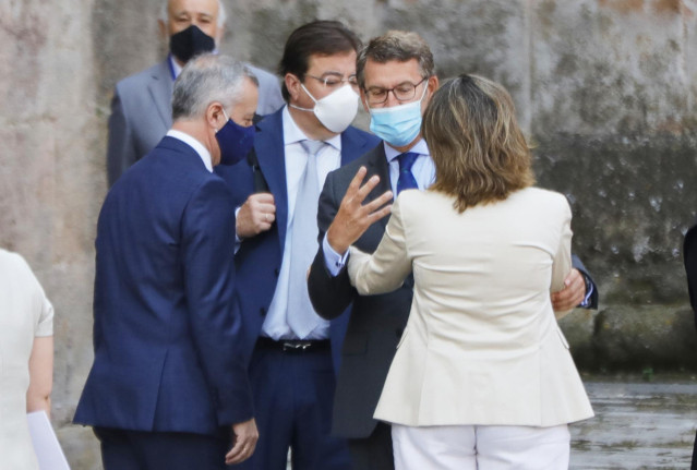 La vicepresidenta y ministra para la Transición Ecológica y el Reto Demográfico, Teresa Ribera, saluda al presidente de Galicia, Alberto Núñez Feijóo, a su llegada al monasterio de Yuso, antes de la celebración de la XXI Conferencia de Presidentes