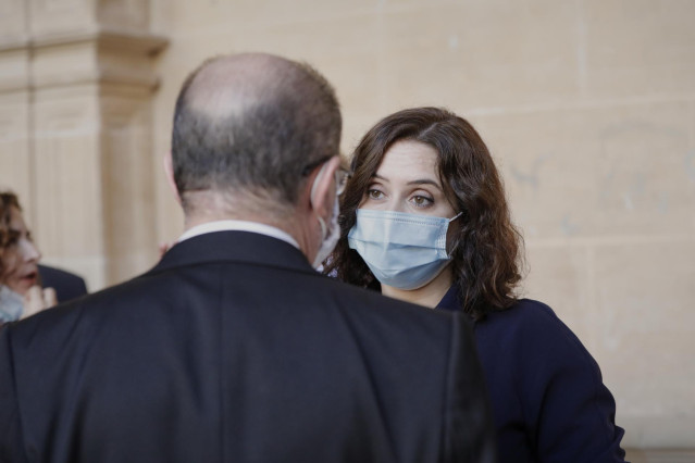 La presidenta de la Comunidad de Madrid, Isabel Díaz Ayuso, habla con el presidente de Aragón, Javier Lambán, a la entrada de XXI Conferencia de Presidentes, en San Millán de la Cogolla, La Rioja (España)