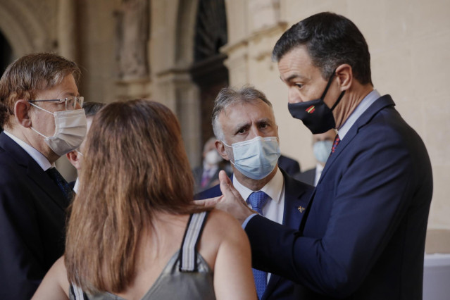 El presidente del Gobierno, Pedro Sánchez, habla con los presidentes de la Comunidad Valenciana, Canarias y Baleares antes de la celebración de la XXI Conferencia de Presidentes en La Rioja