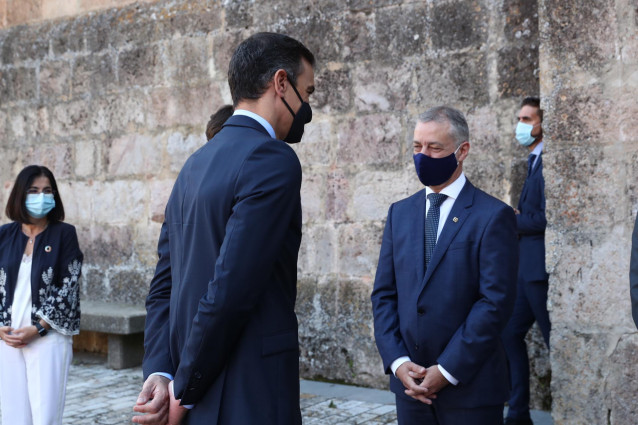 El presidente del Gobierno, Pedro Sánchez, saluda al lehendakari Iñigo Urkullu (d), a su llegada al Monasterio de Yuso antes de participar en la XXI Conferencia de Presidentes en San Millán de la Cogolla, La Rioja.