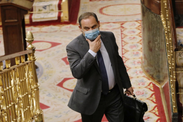 El ministro de Transportes y Movilidad, y 'número dos' del PSOE, José Luis Ábalos, se toca la mascarilla durante una sesión plenaria en el Congreso de los Diputados, en Madrid (España), a 21 de julio de 2020.