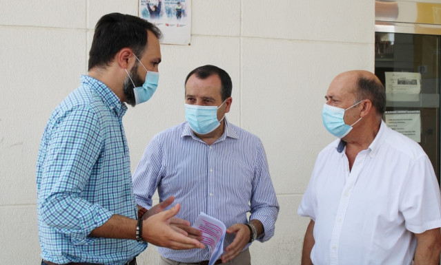 Mariano Ruiz (izquierda), José Luis Ruiz Espejo (centro) y Francisco Ariza (derecha) a las puertas del centro de salud de El Palo, en Málaga