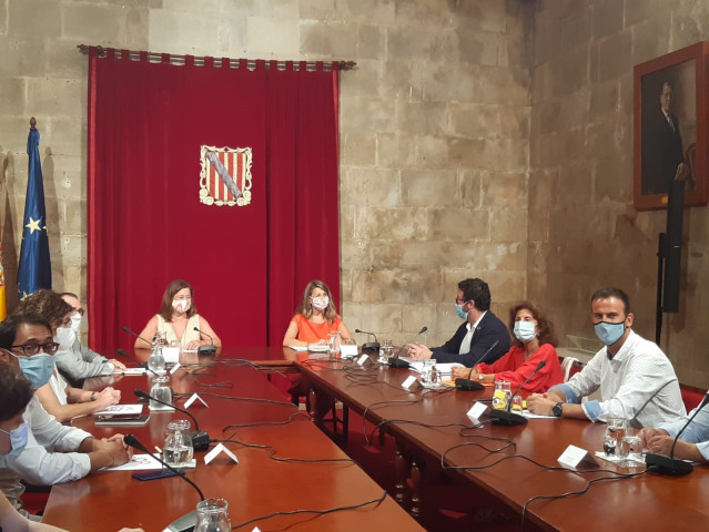 La presidenta del Govern, Francina Armengol, preside la Mesa de Diálogo Social a la cual ha asistido la ministra de Trabajo y Economía Social, Yolanda Díaz.