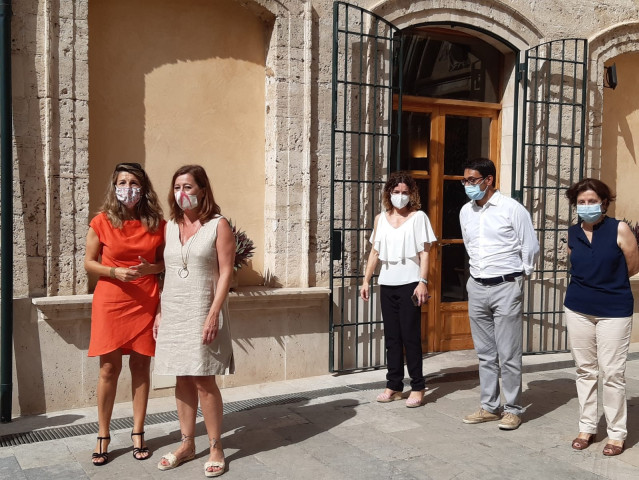 La ministra de Trabajo y Economía Social, Yolanda Díaz, a su llegada al Consolat de Mar, donde ha sido recibida por la presidenta del Govern balear, Francina Armengol, y otros consellers autonómicos.