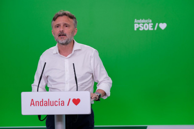 El portavoz del Grupo Parlamentario Socialista, José Fiscal, en rueda de prensa