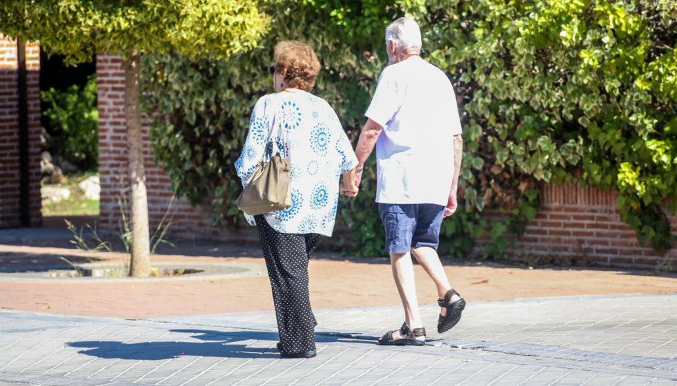 Una pareja de ancianos caminando.