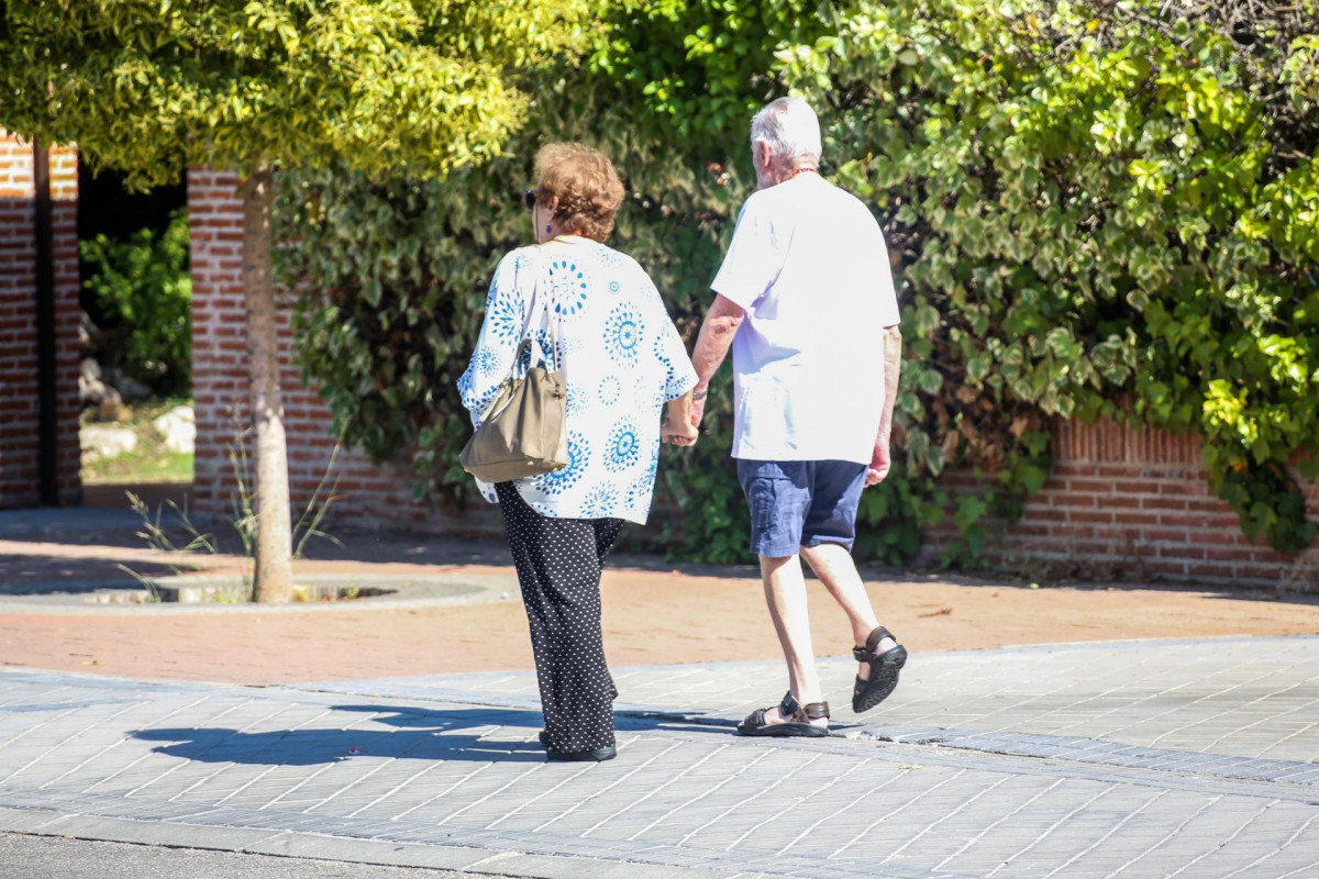 Una pareja de ancianos caminando.