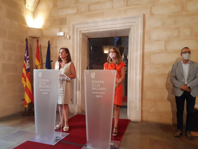 La presidenta del Govern, Francina Armengol, junto con la ministra  de Trabajo y Empleo Social, Yolanda Díaz, este sábado en el Consolat de Mar.