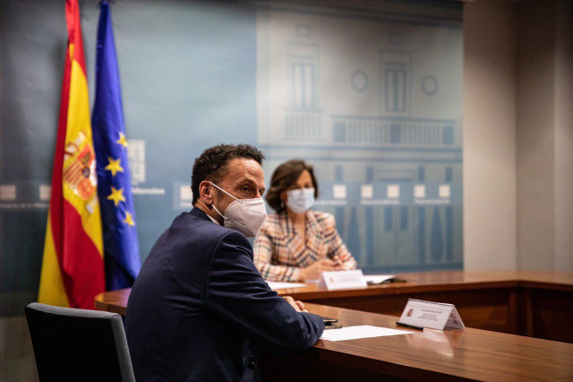 El portavoz adjunto en el Congreso, Edmundo Bal; y la vicepresidenta primera del Gobierno y ministra de la Presidencia, Relaciones con las Cortes y Memoria Democrática, Carmen Calvo,