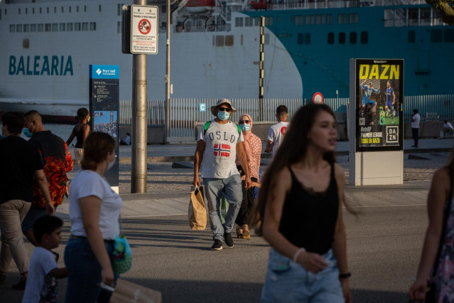 Varias personas caminan por Barcelona, Catalunya (España)