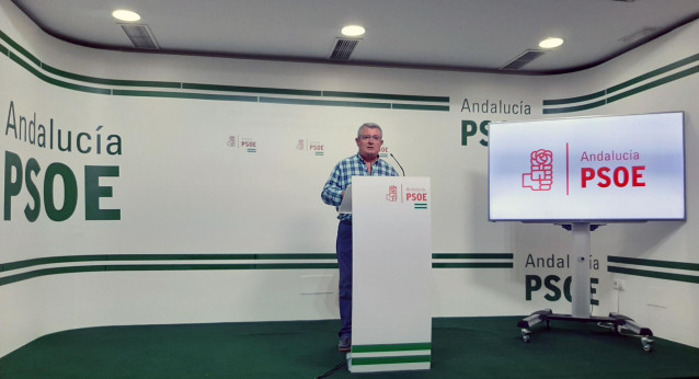 El portavoz del Grupo Parlamentario Socialista, Jesús María Ruiz, en rueda de prensa