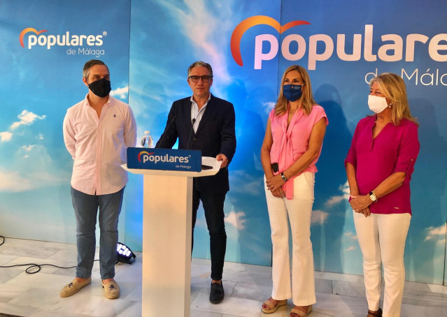 El portavoz del PP andaluz, Elías Bendodo, en el atril, junto al consejero de Hacienda, Juan Bravo; la vicesecretaria de Organización del PP, Ana Beltrán y Angeles Muñoz, alcaldesa de Marbella