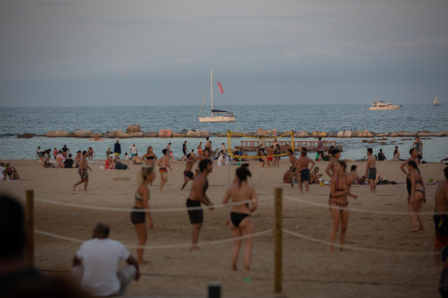 Bañistas en la playa en Barcelona, Catalunya (España)