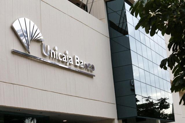 Fachada de una sede de Unicaja Banco.