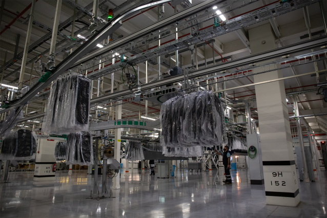 Interior de las instalaciones de Mango en el que se ve ropa de la marca colgada, lista para ser distribuida, en el centro logístico de Lliçà d'Amunt, en Lliçà d'Amunt/Barcelona a 27 de noviembre de 2019.