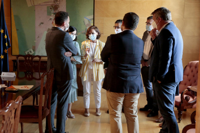 La vicepresidenta primera del Gobierno, Carmen Calvo, en el centro, antes de reunirse con una delegación de Ciudadanos.