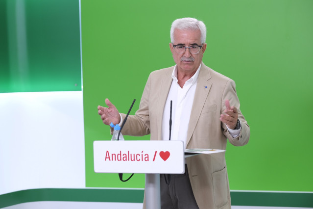 El portavoz adjunto del PSOE-A en el Parlamento andaluz Manuel Jiménez Barrios, en rueda de prensa.