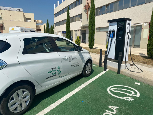 Imagende un vehículo eléctrico cargándose.