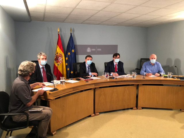 El ministro de Agricultura, Pesca y Alimentación, Luis Planas, y el de Sanidad, Salvador Illa, presentan a las CCAA una guía para evitar contagios entre los temporeros