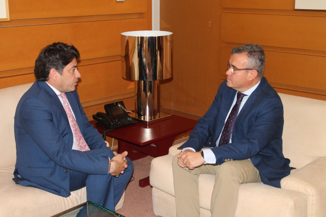 Imagen de archivo del consejero de Vivienda y Administración Local de la Comunidad de Madrid, David Pérez, tras una reunión con el presidente de la Federación Madrileña de Municipios (FMM), Guillermo Hita