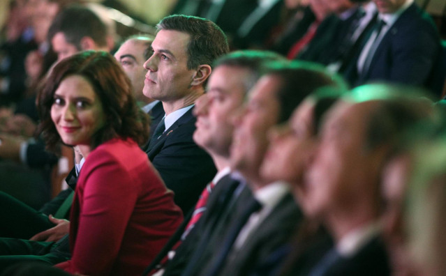 La presidenta de la Comunidad de Madrid, Isabel Díaz Ayuso, y el presidente del Gobierno, Pedro Sánchez (a su derecha), durante la clausura de la Asamblea de elecciones de la Asociación de Trabajadores Autónomos, en Madrid (España), a 9 de marzo de 2020.