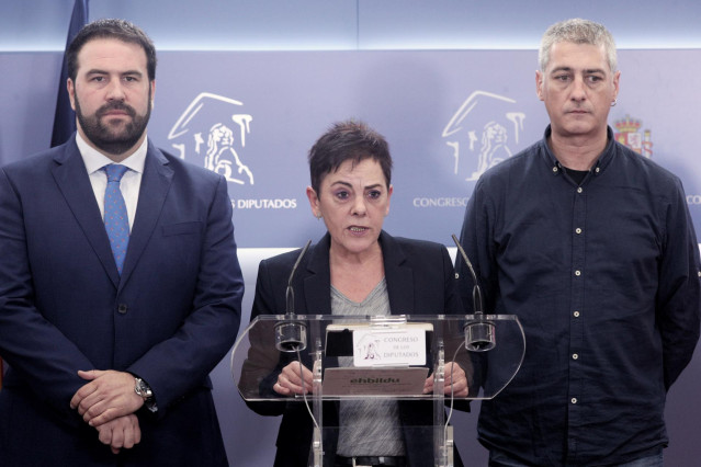 La portavoz de EH Bildu, Mertxe Aizpurua (c), ofrece una rueda de prensa junto con los diputados de EH Bildu, Jon Iñarritu (i) y Oskar Matute (d)-