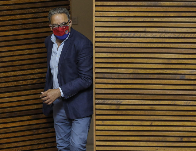 El portavoz del grupo socialista en las Cortes, Manolo Mata, a su llegada a una sesión ordinaria