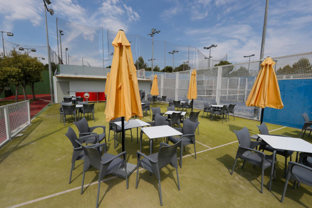 Terraza cerrada y vacía del Club de Pádel K7 de Valencia