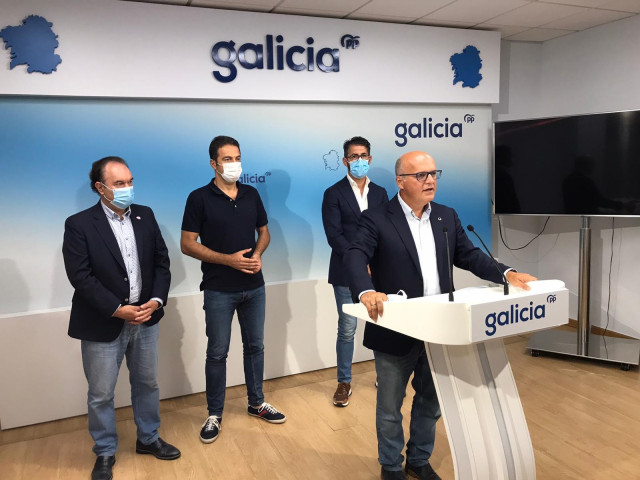 Manuel Baltar, presidente de la Diputación de Ourense, junto al vicepresidente de la Fegamp y alcalde de Cervo, Alfonso Villares, el alcalde de Lalín, Xosé Crespo, y el alcalde de Porto do Son, Luis Oujo, en rueda de prensa contra el decreto de remanantes