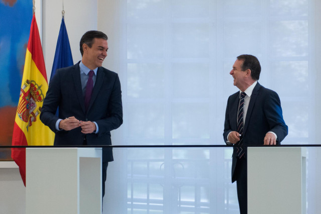 (I-D) El presidente del Gobierno, Pedro Sánchez; y el presidente de la Federación Española de Municipios y Provincias (FEMP) y alcalde de Vigo, Abel Caballero.