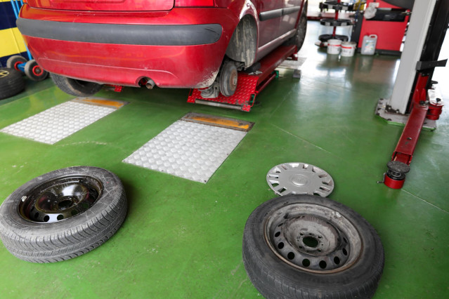 Ruedas en un taller de reparación de coches.