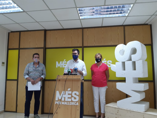 El coordinador general de MÉS per Mallorca, Antoni Noguera, junto al alcalde de Mancor, Guillem Villalonga, y la alcadesa de Llubí, Magdalena Perelló.