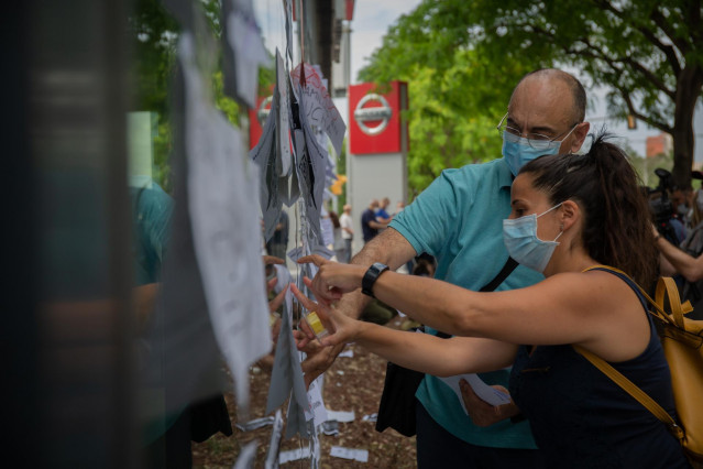 Varios trabajadores de Nissan cuelgan carteles como signo de protesta por el cierre de su fábrica de Barcelona.