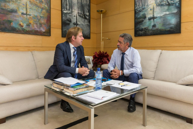 El presidente de Cantabria, Miguel Ángel Revilla (Derecha), con el presidente de la FMC, Pablo Diestro