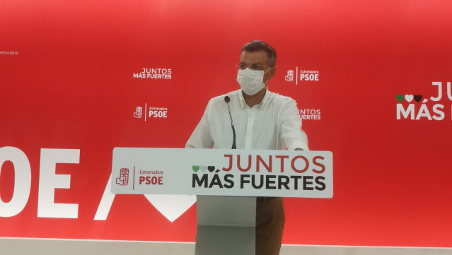 El portavoz del PSOE de Extremadura, Juan Antonio González, en rueda de prensa