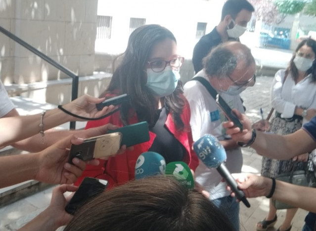 Mónica Oltra atiende a los medios este martes en Aliante.