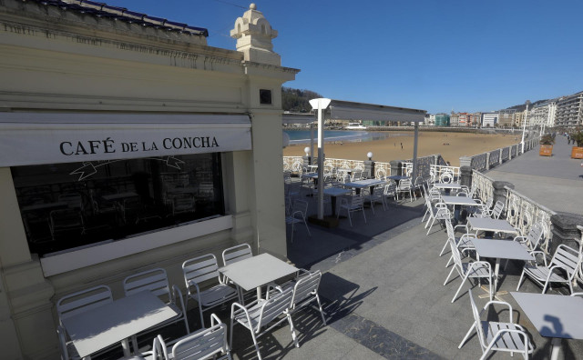 Una terraza vacía en San Sebastián