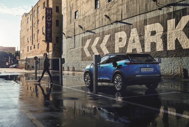 Imagen del nuevo e-2008 eléctrico fabricado en Vigo.
