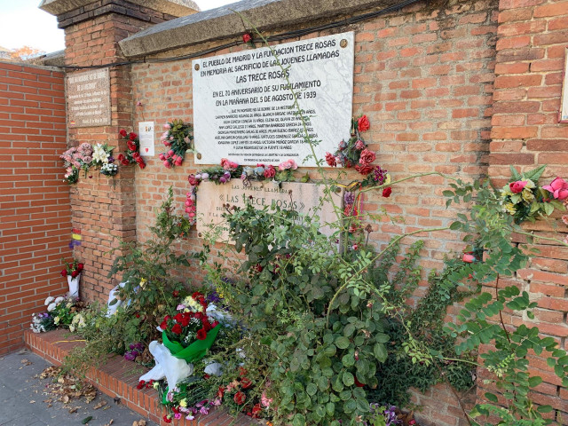 Monumento en homenaje a las Trece Rosas en el Cementerio de la Almudena (Madrid)